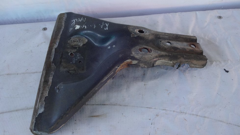 кронштейн переднего крыла правый б/у \ нештатные отверстия